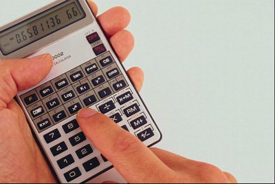 Калькулятор стального цвета с черными резиновыми кнопками