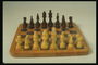 Шахматы в желто-черных тонах на  доске