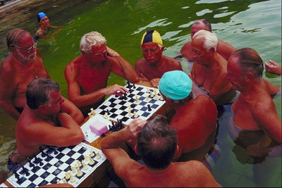 Мужчины играют на воде в шахматы