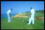 Два мужчины играют в гольф