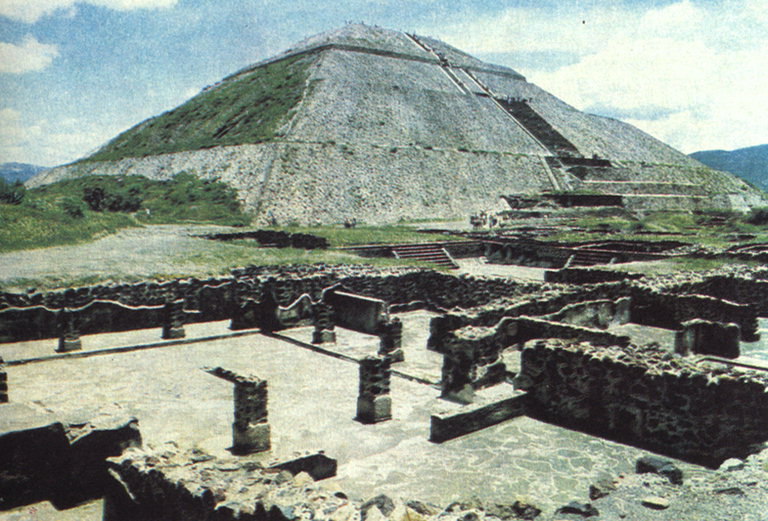 Pyramid med sten