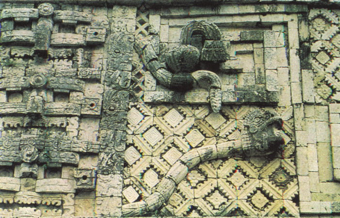 La figura de una serpiente en la pared