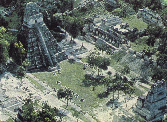 Blick auf die Siedlung. Die Reste von Tempeln
