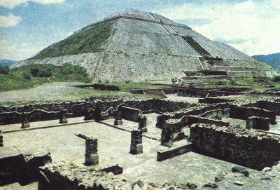 Piramide met steen