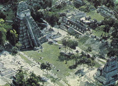 Se på bebyggelsen. Restene av templer