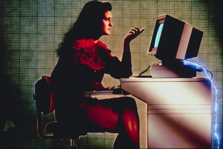 Девушка перед компьютером