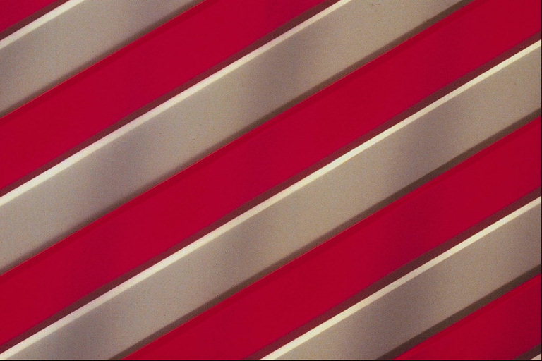 Красная и металлическая полосы