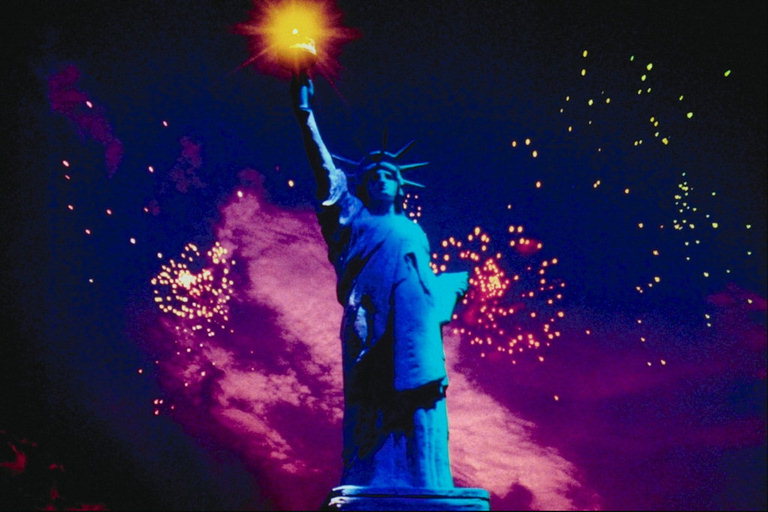 Статуя Свободы с горящим факелом
