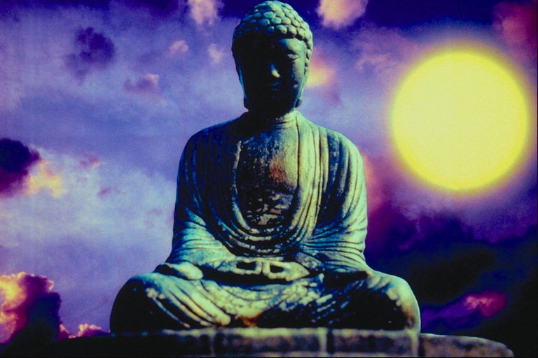 Статуя Будды и желтый солнечный диск