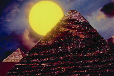 Ярко-желтое солнце над пирамидами