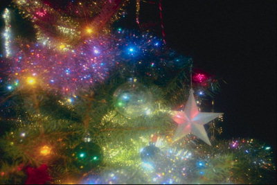 Сияние огней и блесток на новогодней елке