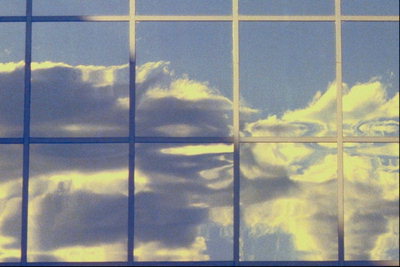 Отражение облаков в стекле небоскреба