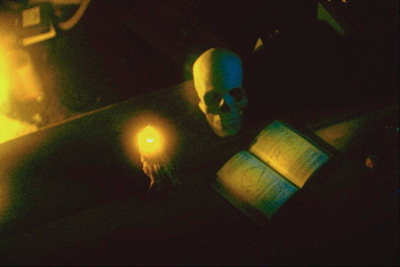 Книга, свеча, камин, череп