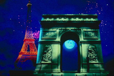 Вечер. Красные огни Эйфелевой башни и Триумфальная арка на фоне луны