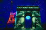 Вечер. Красные огни Эйфелевой башни и Триумфальная арка на фоне луны