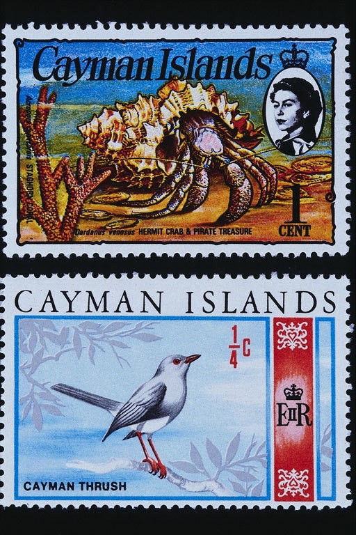 Марка с рисунком краба и ракушки, марка с изображением птицы