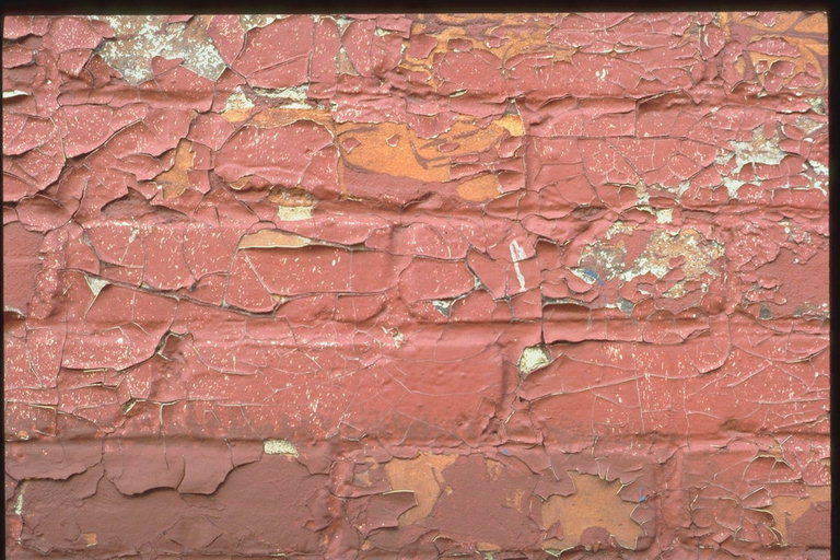 Трещины на покрашеной поверхности стены