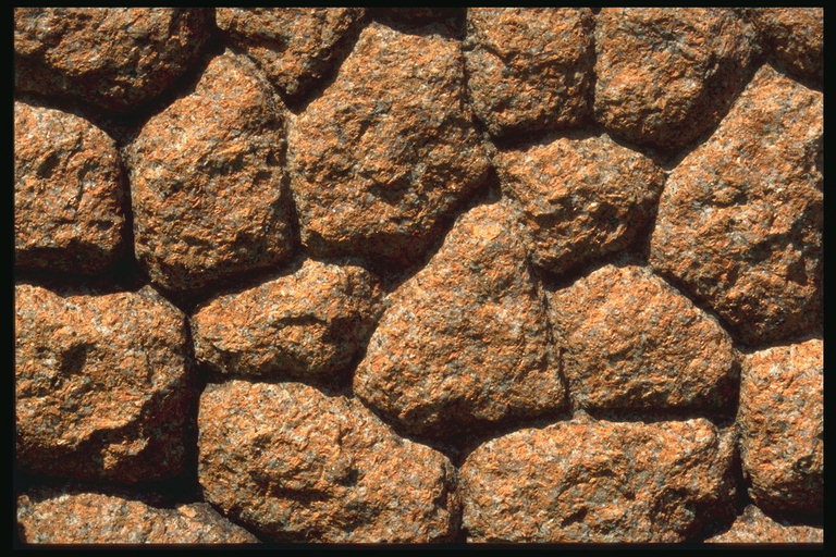 Стена с коричнево-рыжих камней