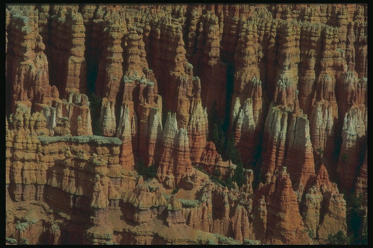 Горы с острыми вершинами коричневого, красного и белого тона