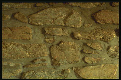 Коричневые брылы камней на стене