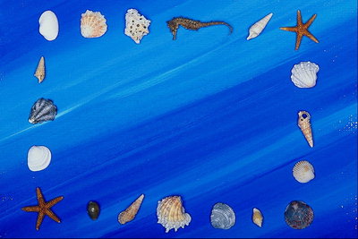 Морские камни на синем фоне 