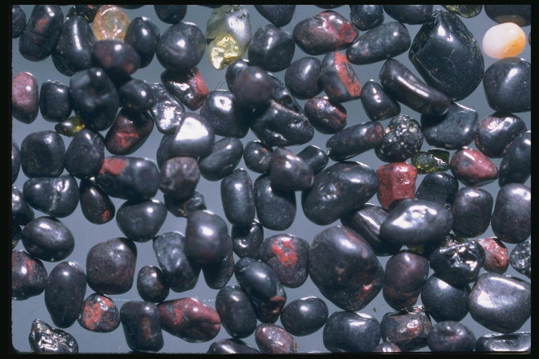 Черные камни с фиолетовый оттенком