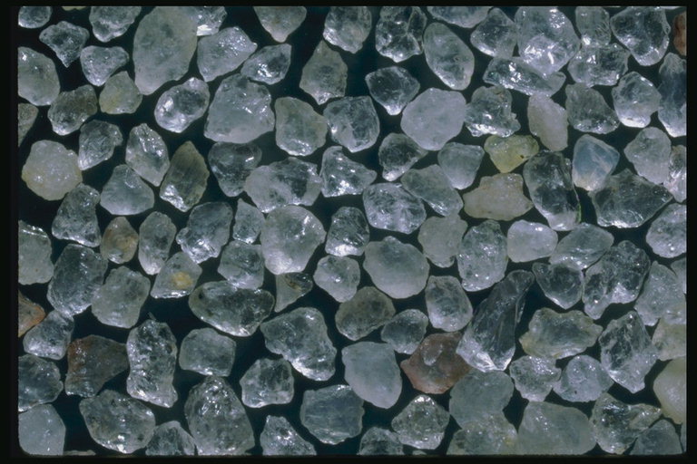 Прозрачные камни на темной поверхности