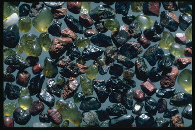 Разнообразие формы и цвета. Прозрачные зеленые, острые черный и гладкие коричневые камни