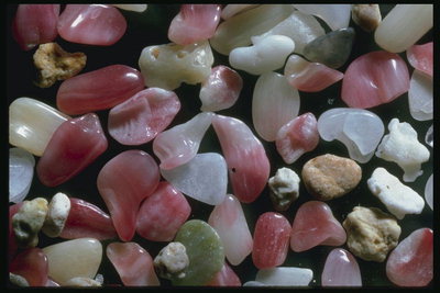 Сочетание розового и белого на поверхности камня
