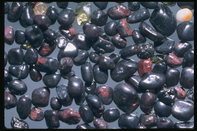 Черные камни с фиолетовый оттенком