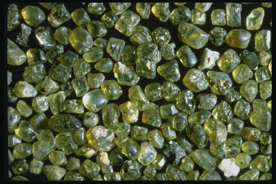 Камни зеленого цвета с золотистым блеском