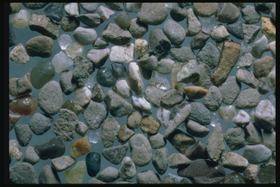Серые неприметные камни