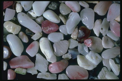 Камни с разноцветными полосами