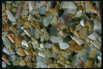 Коричневые камни на фоне белых камнях