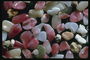 Сочетание розового и белого на поверхности камня
