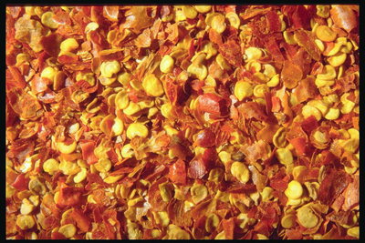Золотистые зерна и красные листья