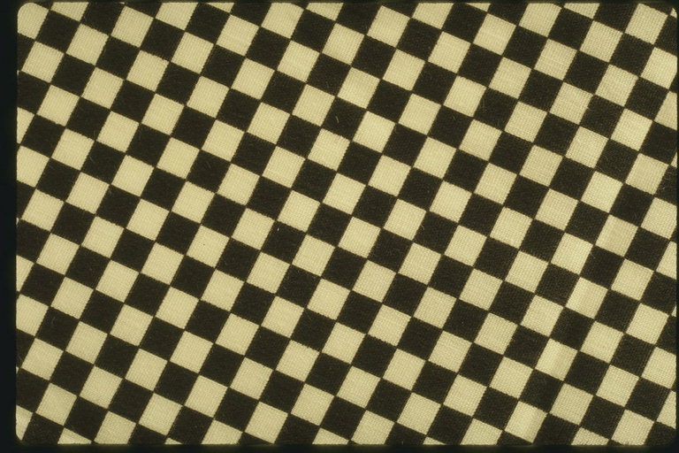 Сочетание бледно-желтых и черных квадратов