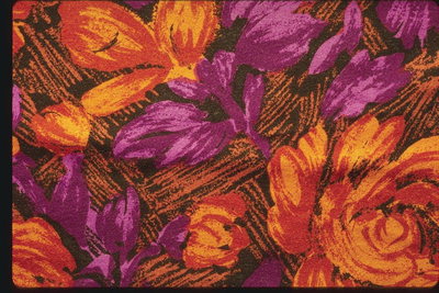 Оранжевые и фиолетовые цветы в корзине. Ткань