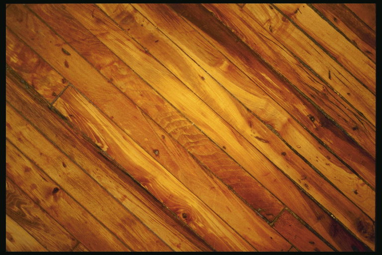 Узские доски деревянного пола
