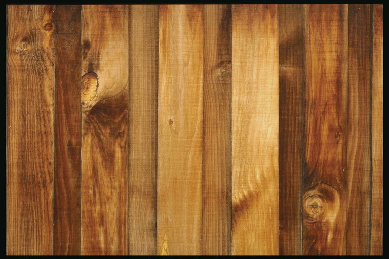 Вертикальный рисунок с деревянных досок