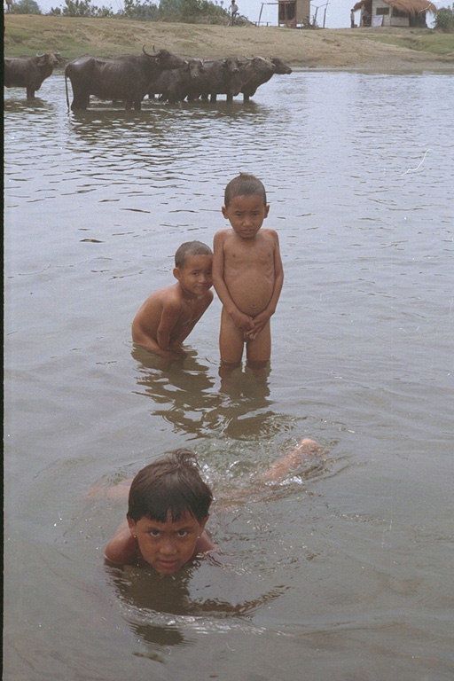 नदी में बच्चों को तैराकी