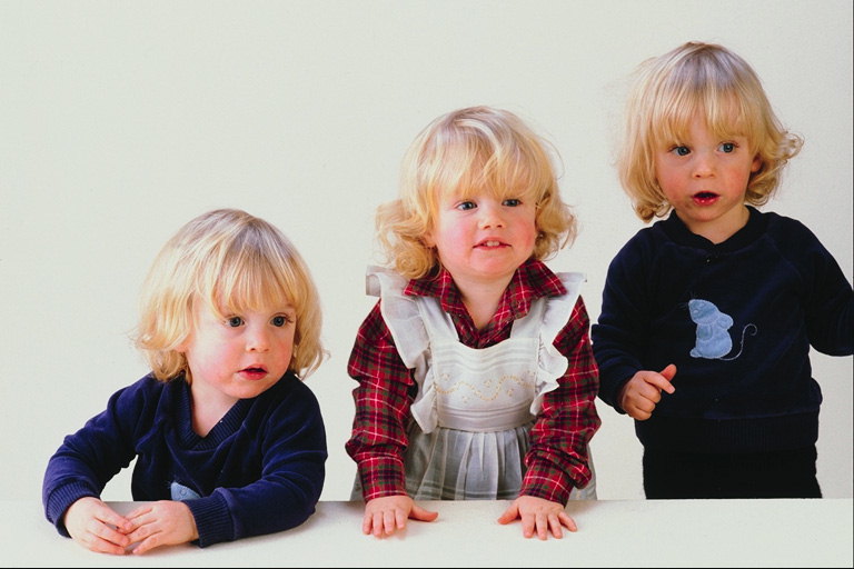Три малки деца