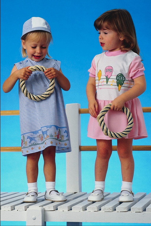 Dwie małe dziewczynki na moście