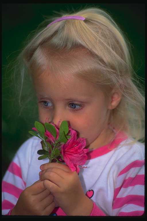 Çiçekler olan küçük kız