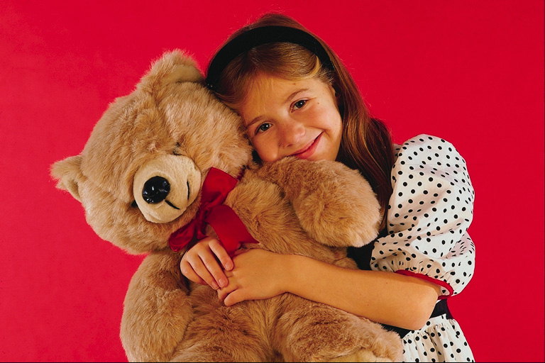 लड़की एक पसंदीदा भालू के साथ