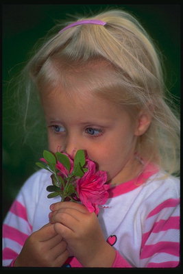 Mergaitė su gėlėmis