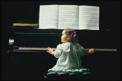 Tüdruk pianolle