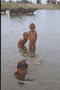 Copii de înot în râu