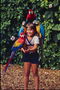 Девочка с папугаями
