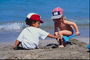 Mergaitė ir berniukas žaidžia paplūdimio